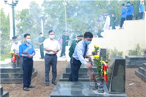 Lễ dâng hương tưởng niệm các Anh hùng Liệt sỹ tại nghĩa trang Liệt sỹ Hoành Bồ